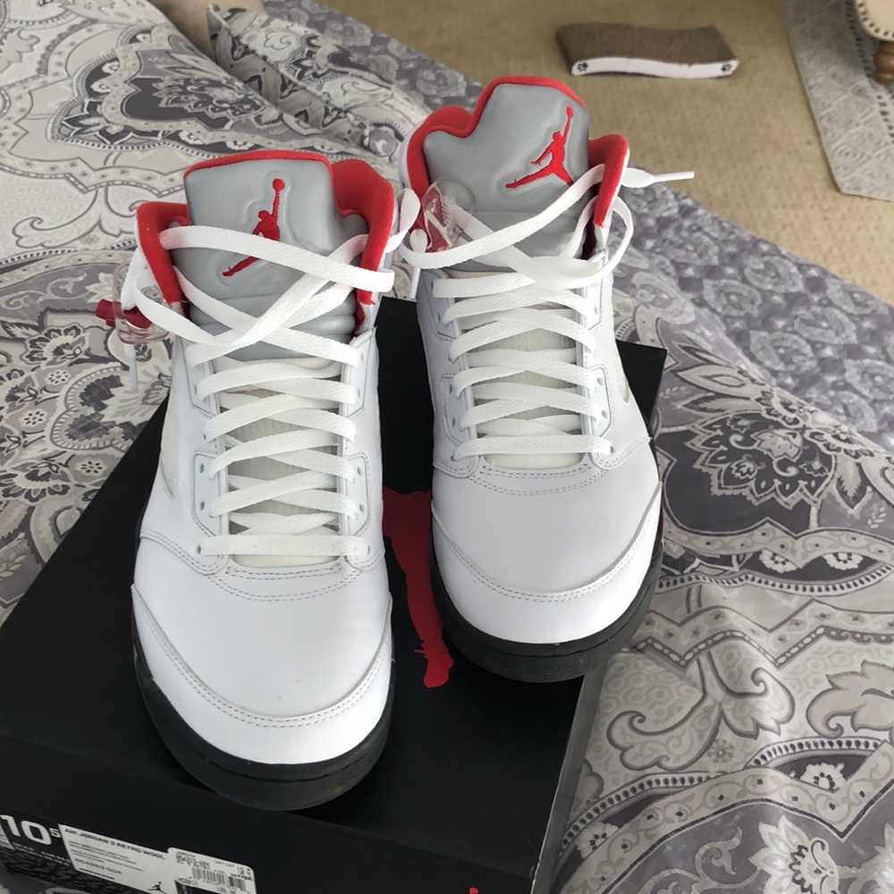 Fire red Jordan v’s - Picture 2 of 6